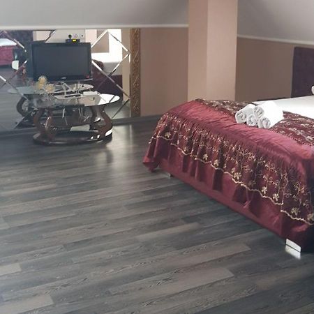 Emperum Nelson Hotel Кишинев Екстериор снимка